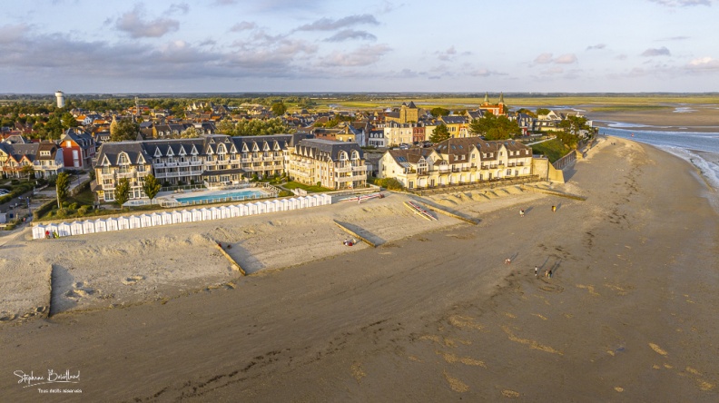 Le Crotoy, sa plage, et le célèbre hotel-restaurant "Les tourelles"