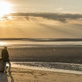 Couple observant le coucher de soleil en baie de Somme