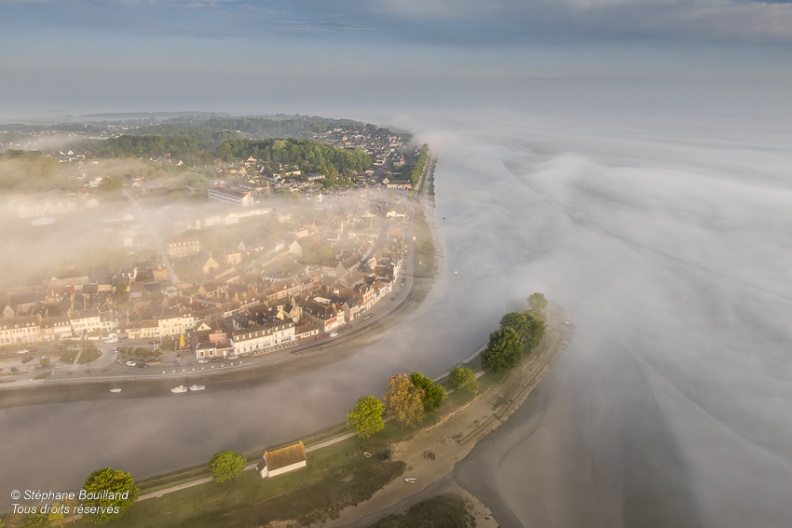Saint-Valery-sur-Somme émerge de la brume matinale