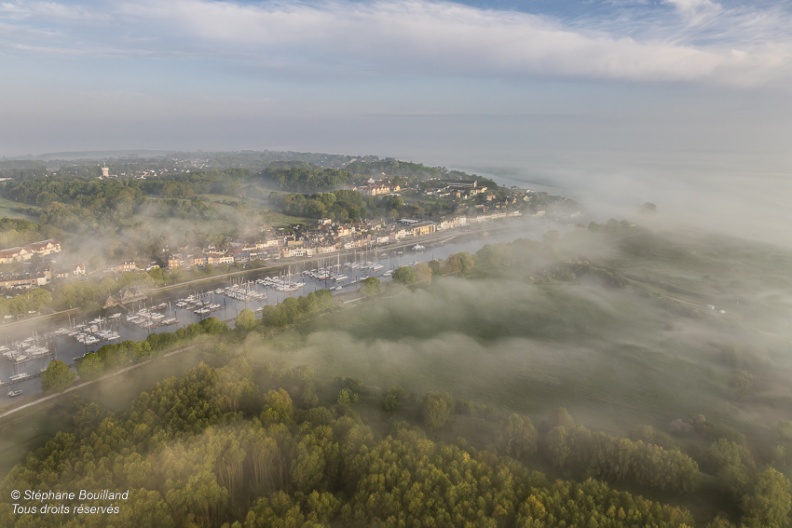 Saint-Valery-sur-Somme émerge de la brume matinale
