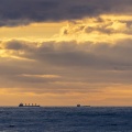 Passage des bateaux cargo et porte-containers dans la Manche au large d'Ambleteuse. 