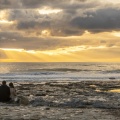 Un couple d'amoureux face au coucher de soleil à Ambleteuse sur la côte d'Opale