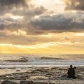 Un couple d'amoureux face au coucher de soleil à Ambleteuse sur la côte d'Opale