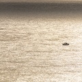 Petit bateau de plaisance au large du cap Gris-Nez