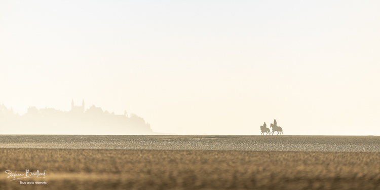 Cavalières en promenade dans la baie à marée basse (Baie de Somme)