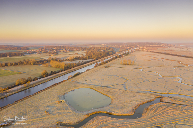 Les renclôtures de la baie de Somme couvertes de givre au petit matin (vue aérienne)